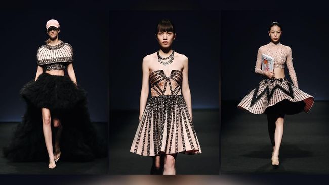 Desainer couture Indonesia Monica Ivena unjuk gigi di ajang Star Fashion Week, Shanghai, Sabtu (2/6).