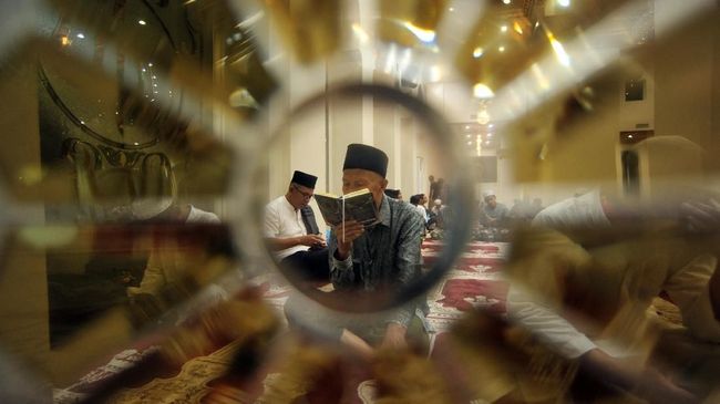 Umat Islam dianjurkan untuk melakukan itikaf selama 10 hari terakhir Ramadhan. Berikut penjelasan lengkap mengenai itikaf.