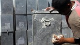FOTO: Kelola Surat Suara untuk Pilkada Serentak Pilkada serentak di 171 wilayah se-Indonesia tinggal 20 hari lagi. Segenap sumber daya di seluruh Indonesia pun dikerahkan guna mempersiapkan logistik pemilu.