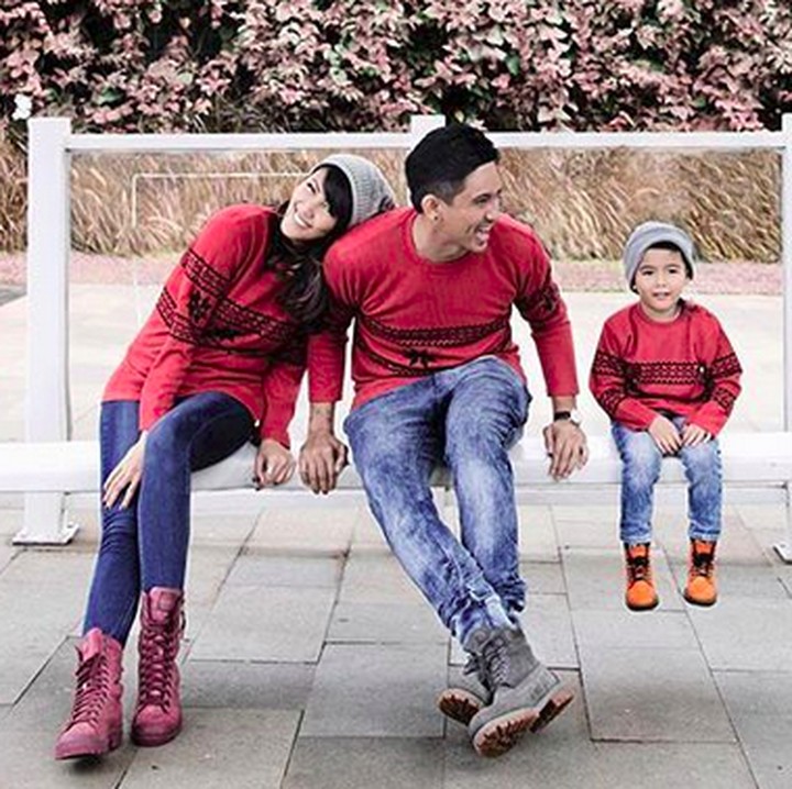 <p>Meriah! Saat sekeluarga pakai baju bernuansa merah. (Foto: Instagram/ @tail_wagging)  </p>