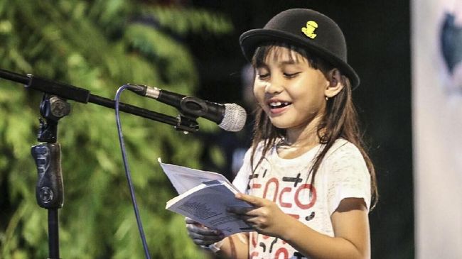 Di usia 7 tahun, Naya sudah menulis buku puisi. Sang ibunda menjauhkannya dari gadget, dan mendorong Naya membaca buku, dan mulai menulis.