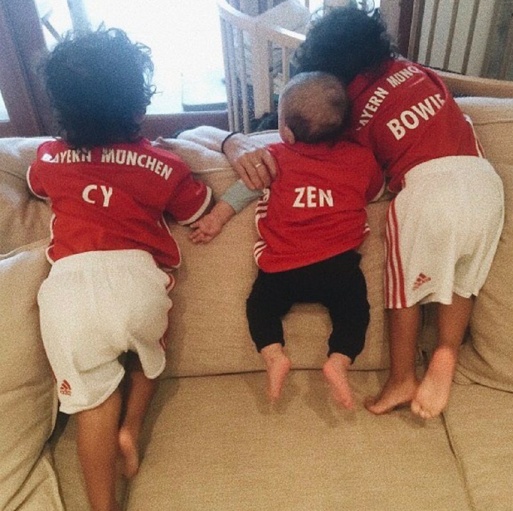 <p>Senangnya kalau punya 3 jagoan bisa dipakaikan outfit samaan begini. He-he. (Foto: Instagram/zoesaldana)</p>
