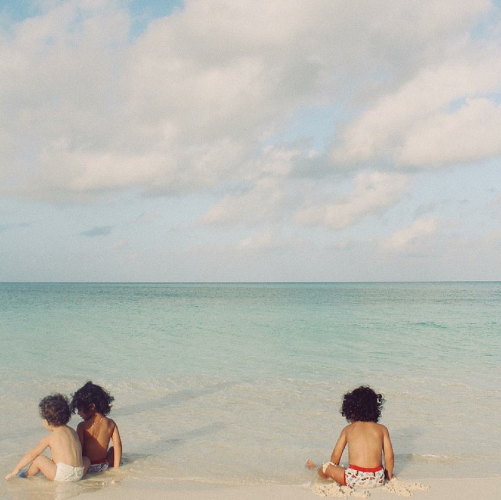 <p>Yang bikin gemas, ketiganya punya rambut keriting, Bun. (Foto: Instagram/zoesaldana)</p>