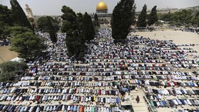 FOTO: Perjuangan Warga Palestina Salat Jumat di Al Aqsa