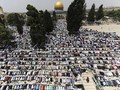 FOTO: Perjuangan Warga Palestina Salat Jumat di Al Aqsa