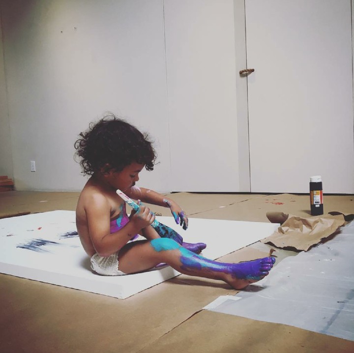 <p>Yang kakinya penuh cat Bowie atau Cy nih, Bun? (Foto: Instagram/zoesaldana)</p>