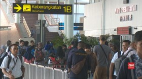 VIDEO: Pemudik Mulai Padati Stasiun Senen dan Bandara Soetta