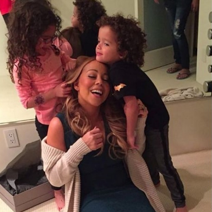<p>Tuh, ada-ada aja ya tingkah Roc dan Roe saat bercanda dengan bundanya. He-he-he. (Foto: Instagram/ @mariahcarey)</p>