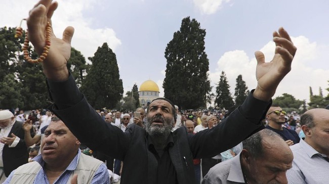 FOTO: Perjuangan Warga Palestina Salat Jumat di Al Aqsa