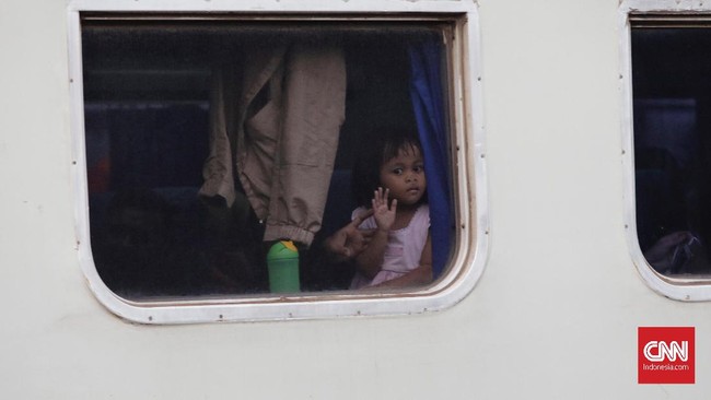 FOTO: Mudik ke Kampung Halaman dari Stasiun Pasar Senen