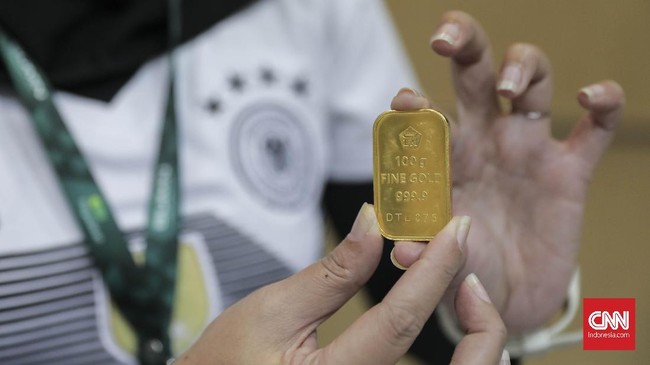 Harga emas PT Aneka Tambang Tbk atau Antam dijual pada harga Rp705 ribu per gram, harga naik tipis dari level harga akhir pekan lalu Rp704 ribu per gram.