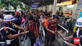 Ratusan Orang Batalkan Tiket Mudik di Stasiun Senen