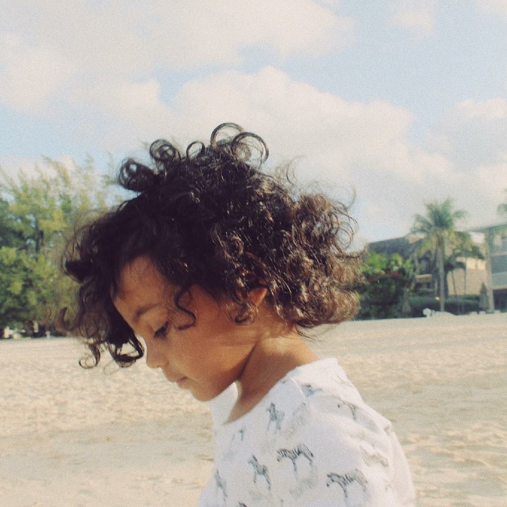<p>Saking miripnya, sulit membedakan Bowie dan Cy ya. (Foto: Instagram/zoesaldana)</p>