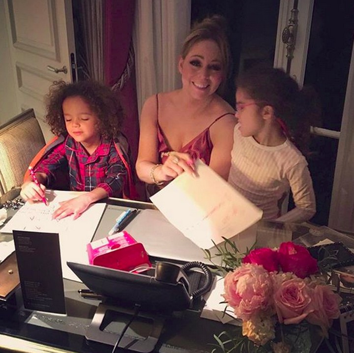 <p>Di rumah, Mariah juga sering menemani anak-anaknya mengerjakan sesuatu. Salah satunya menulis surat untuk Santa Claus saat Natal. (Foto: Instagram/ @mariahcarey)  </p>