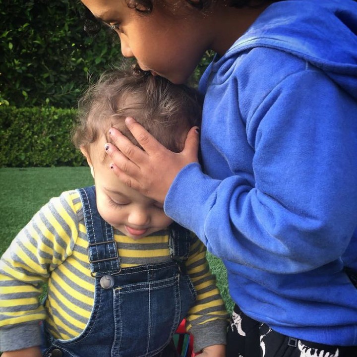 <p>Manis banget sih kalau lihat kakak sayang banget sama adiknya begini. (Foto: Instagram/zoesaldana)</p>