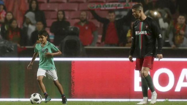 Cristiano Ronaldo Jr. unjuk kemampuan bermain sepak bola usai laga Portugal lawan Aljazair yang merupakan uji coba jelang Piala Dunia 2018.