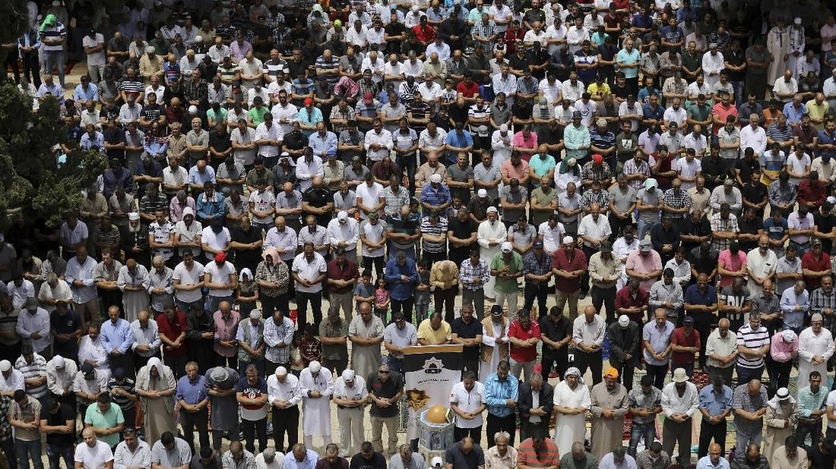 FOTO: Perjuangan Warga Palestina Salat Jumat di Al Aqsa