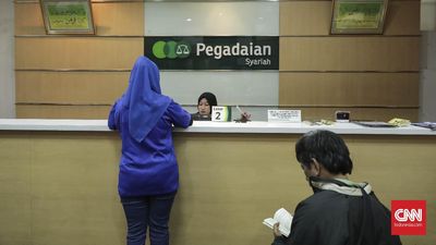 Petugas melayani nasabah di Kantor Pusat Pegadaian, Jakarta (8/6). Berdasarkan data PT Pegadaian (Persero), transaksi gadai menjelang Lebaran 2018 diperkirakan menurun sekitar lima persen karena masya