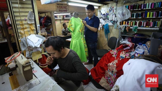 FOTO: Berkah Lebaran Penjahit Baju Pasar Atom