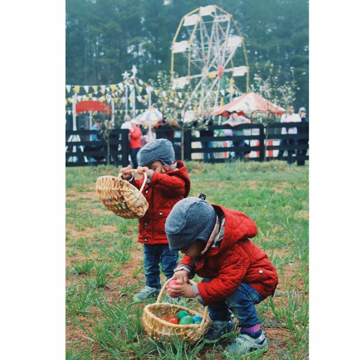 <p>Begini serunya punya anak kembar. Mereka bisa dipakaikan sesuatu yang sama ya. He-he. (Foto: Instagram/zoesaldana)</p>