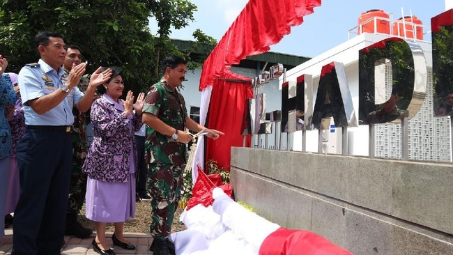 Panglima TNI Marsekal TNI Hadi Tjahjanto, meresmikan penggunaan masjid Al Hadi di lingkungan Ksatrian Wirambara Lanud Adi Sutjipto, Yogyakarta, Jumat (8/6).