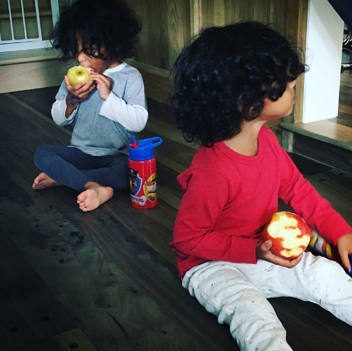 <p>Selain keriting, rambut mereka juga hitam lebat. Bagus deh. (Foto: Instagram/zoesaldana)</p>