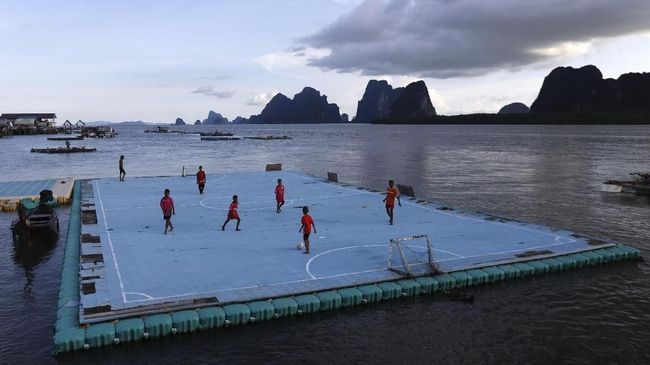 Lapangan Bola Mengambang di Tengah Laut Thailand