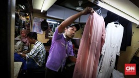 FOTO: Berkah Lebaran Penjahit Baju Pasar Atom