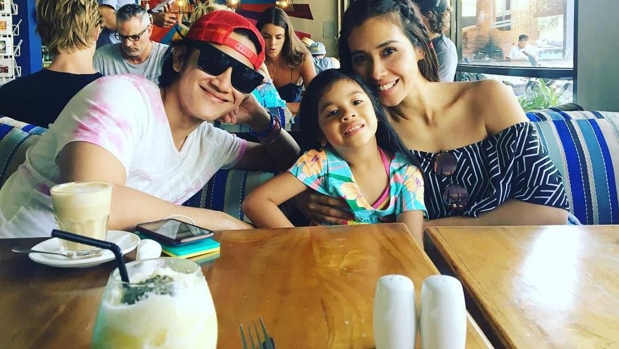 Marsha Timothy 6 Artis pindah agama karena mengikuti pasangannya.