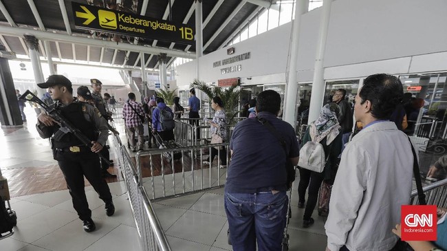 Petugas mengingatkan pemudik yang menggunakan pesawat tak membuat lelucon soal bom karena ada ancaman hukuman delapan tahun penjara.