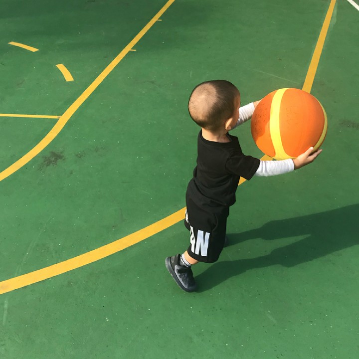 <p>Serunya Budi main bola. (Foto: Instagram/dilahadju26)  </p>