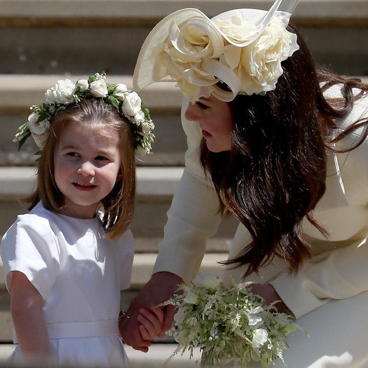 <p>Bahkan saat bicara dengan Charlotte yang bersikap manis di pernikahan Pangeran Harry, Kate selalu merendahkan posisi tubuhnya supaya sejajar dengan si gadis cilik. (Foto: Getty Images)  </p>