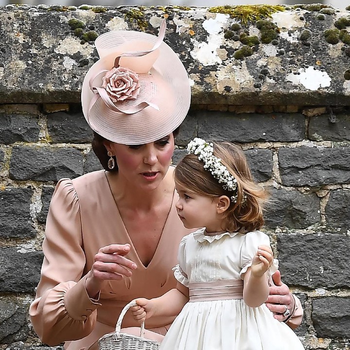 <p>Hmm, apa nasihat Bunda Kate untuk Charlotte yang sedang jadi bridesmaid di pernikahan bibinya, Pippa Middleton ya? (Foto: Getty Images)  </p>