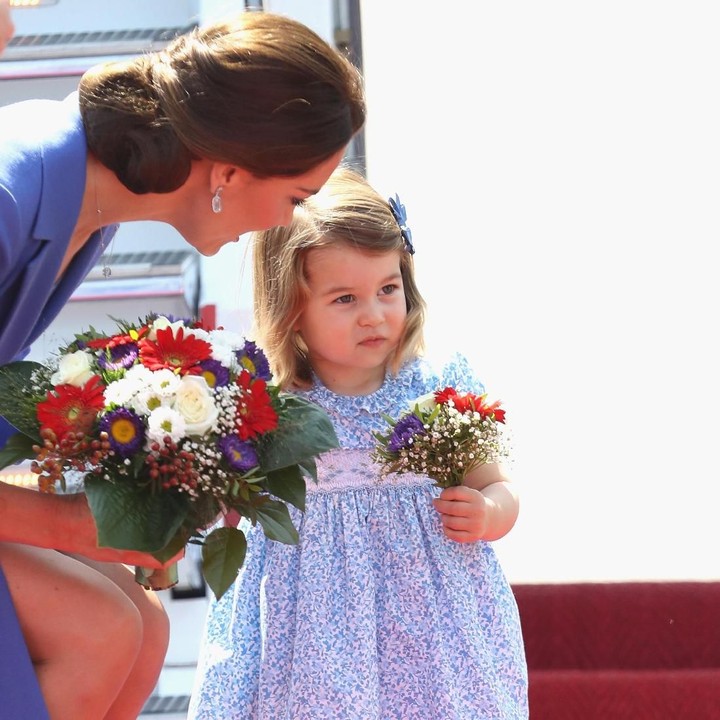 <p>Ketika orang tua merendahkan posisi tubuh  hingga 'sejajar' dengan anak lalu menatap mata mereka saat bicara, anak tahu kalau dia diperhatikan dan didengar. (Foto: Getty Images)  </p>