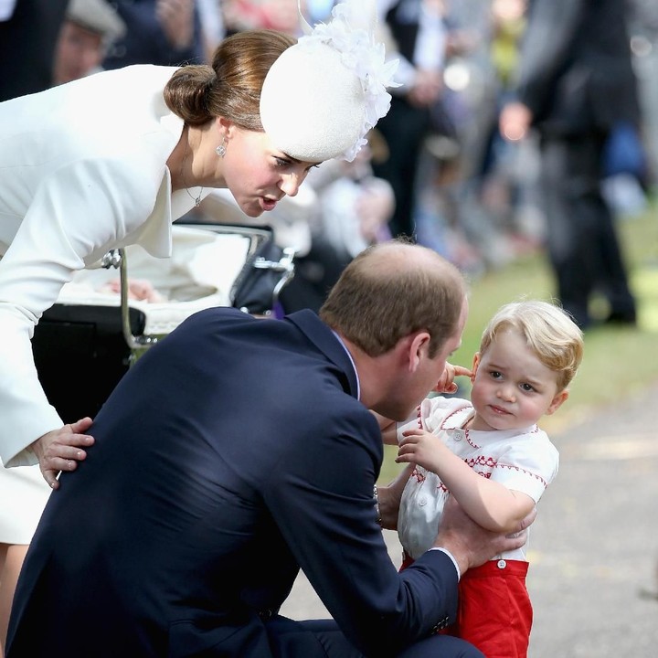 <p>Saat pembaptisan adiknya, Charlotte, Pangeran George agak cranky nih. Untuk itu, ayah dan bundanya berusaha menenangkan si pangeran cilik. (Foto: Getty Images)  </p>