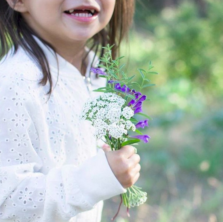 <p>Gigi yang ompong nggak mengurangi kecantikan gadis kecil yang satu ini kan? (Foto: Instagram/@brennawoody.design)  </p>
