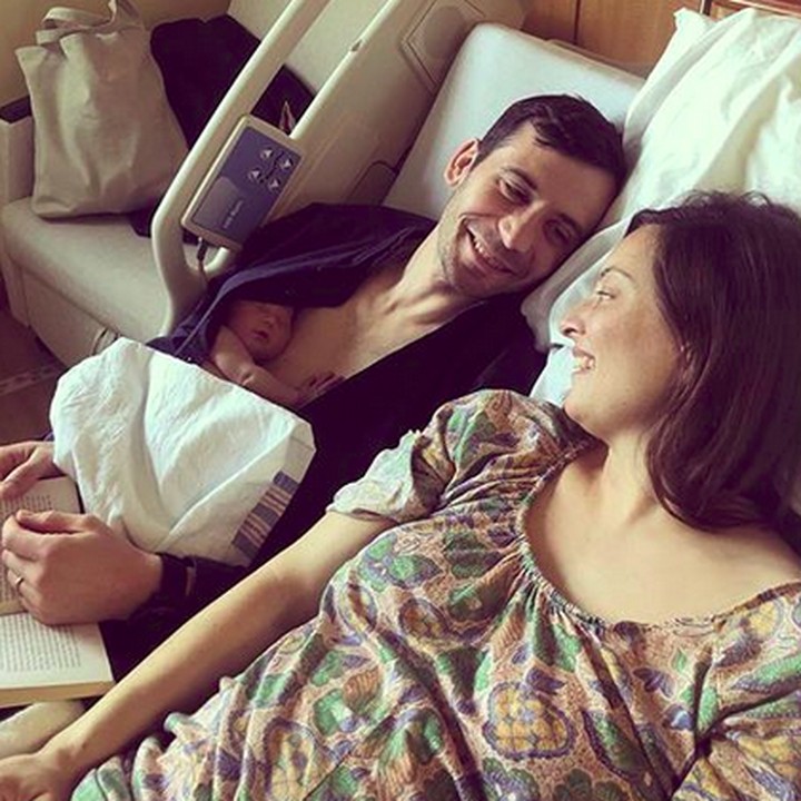 <p>Skin to skin contact memang nggak melulu dilakukan ibu. Ayah atau anggota keluarga lain juga bisa melakukan ini. (Foto: Instagram/@thechildbirthcenter)  </p>