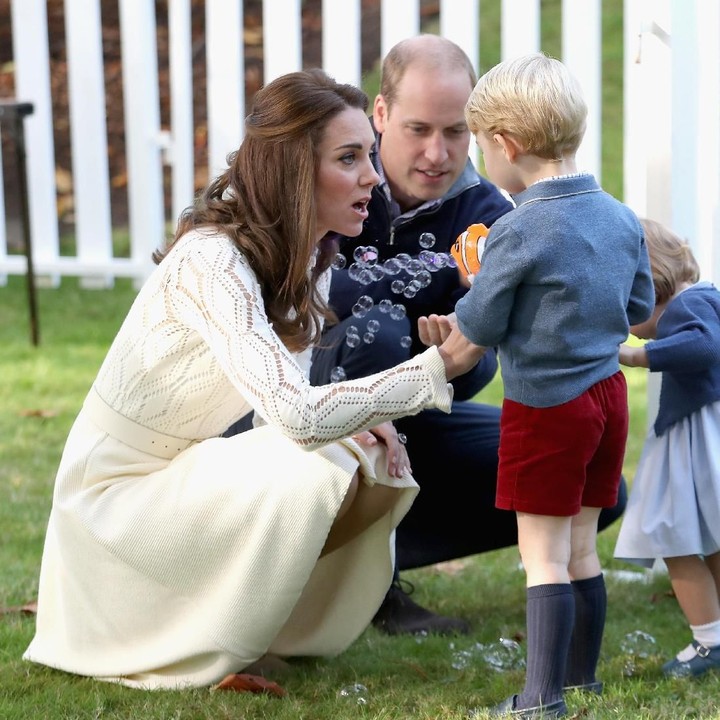 <p>Saat menenangkan anak-anaknya Kate dan William memang selalu 'mensejajarkan' diri. Ya, mereka nggak segan berlutut sehingga eye level saat bicara dengan si kecil sama. (Foto: Getty Images)  </p>