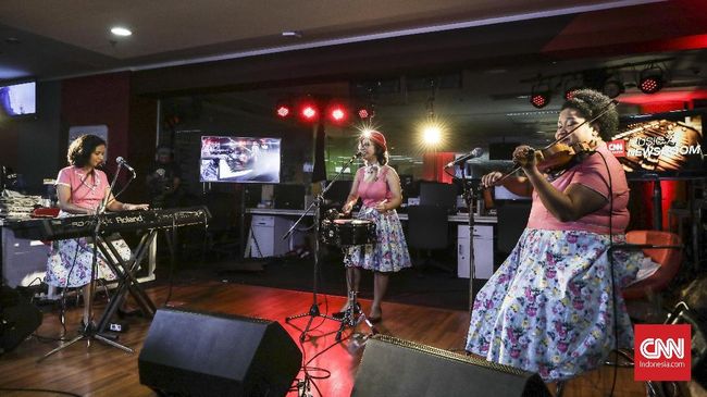 NonaRia telah merilis video musik terbaru mereka yang berjudul 'Sayur Labu,' yang ceritanya tak jauh dari kehangatan keluarga saat Lebaran.