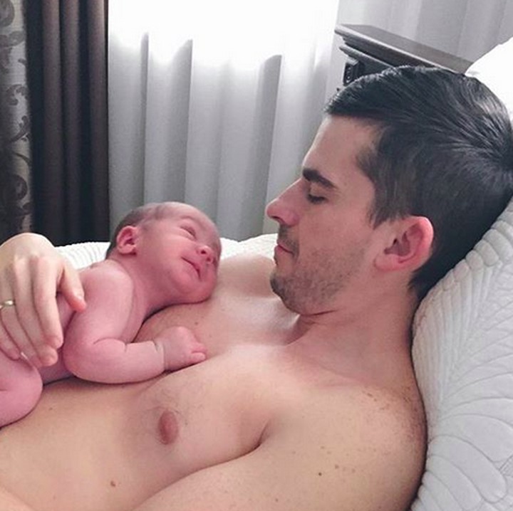 <p>Sembari melakukan skin to skin contact, ayah juga bisa ngajak si kecil ngobrol. Ya, walaupun dia belum bisa ngomong, he-he-he. (Foto: Instagram/@diana_gologovets)  </p>