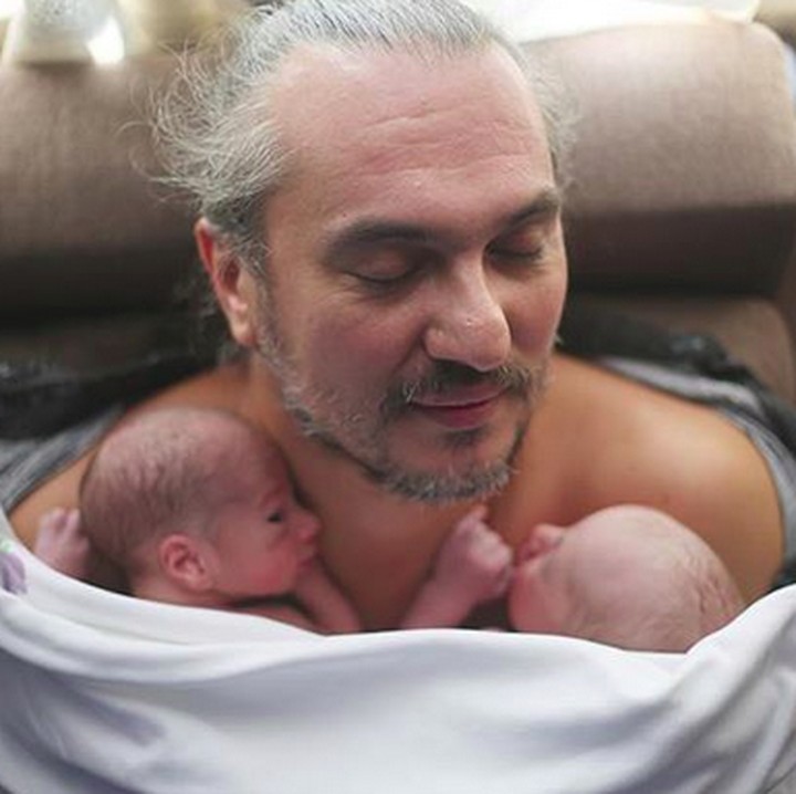 <p>Buat seorang ayah, melakukan skin to skin contact dengan si anak kembar juga nggak masalah kok. (Foto: Instagram/@dilaraakten)  </p>