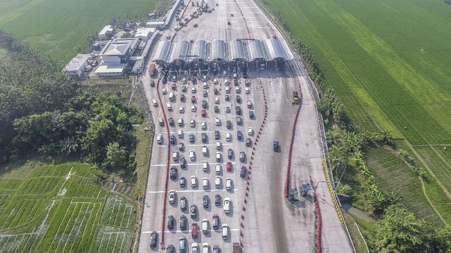 Tol Jakarta arah Cikampek dan tol Cikopo-Palimanan menerapkan mekanisme lawan arus untuk mengurai kepadatan di sejumlah tempat peristirahatan.