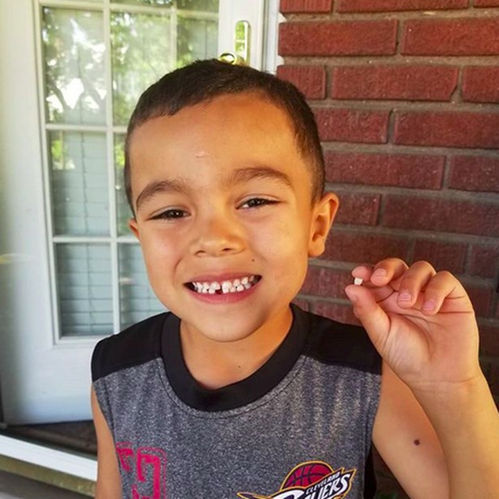 <p>Jagoan cilik yang satu ini bangga banget dengan giginya yang udah copot. Walau ompong nggak apa-apa, toh cuma sementara. Hi-hi-hi. (Foto: Instagram/@lisamclauss)  </p>
