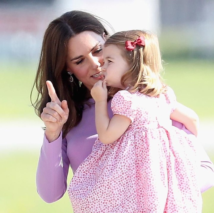 <p>Saat diberi tahu sesuatu oleh bundanya, kok Charlotte menarik pipinya. Kenapa ya? He-he-he. (Foto: Getty Images)  </p>
