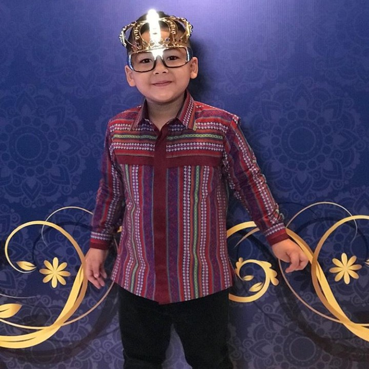 <p>Pakai kacamata, Kellen terlihat lebih dewasa, hi-hi. (Foto: Instagram @kellen.12)</p>
