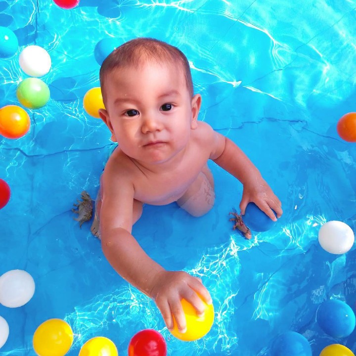 <p>Mandi air dan mandi bola seru juga. (Foto: Instagram/dilahadju26)  </p>