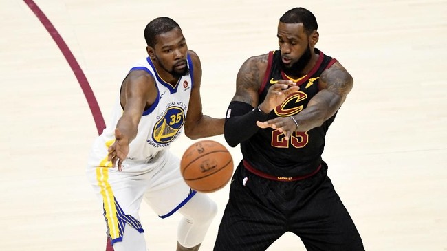 Bintang NBA, LeBron James resmi bergabung ke Los Angeles Lakers dengan durasi kontrak selama empat musim.