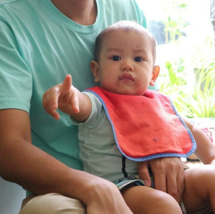 <p>Budi kira-kira lagi nunjuk siapa ya? (Foto: Instagram/dilahadju26)  </p>