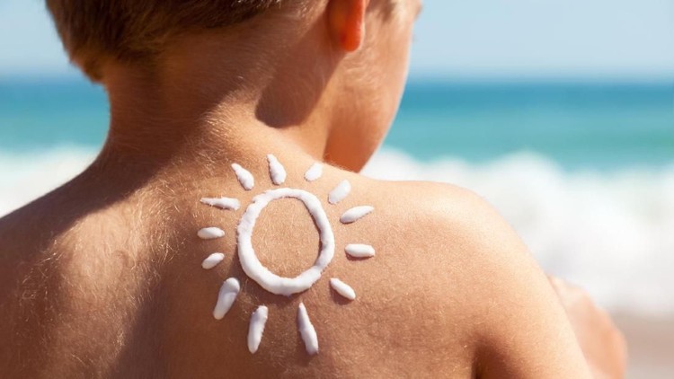 Hendak mengoleskan tabir surya ke badan batita kadang susahnya minta ampun. Bunda pernah mengalami? Coba yuk tips ini.
