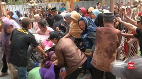 VIDEO: Pembagian Zakat di Bekasi Ricuh